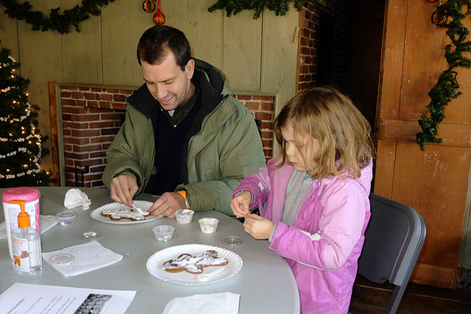 Gingerbread-Cookie-Decorating